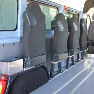 Ligne de siège individuel rabattable sur paroi dans un minibus pour le transport handicap