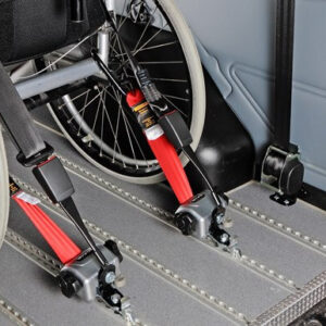 Système d'ancrage TPMR arrière pour fauteuils roulants jusqu'à 85kg accroché à un fauteuil roulant dans un minibus pour le transport de personnes en situation d'handicap