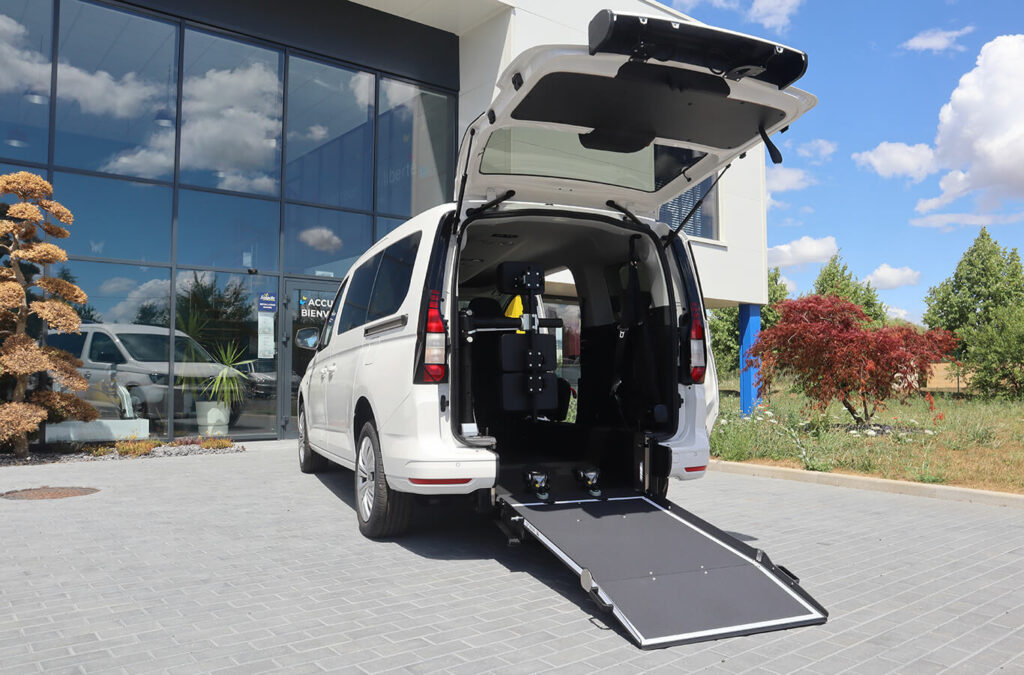 Caddy Maxi TPMR Blanc rampe déployée vue arrière latérale - minibus handicap
