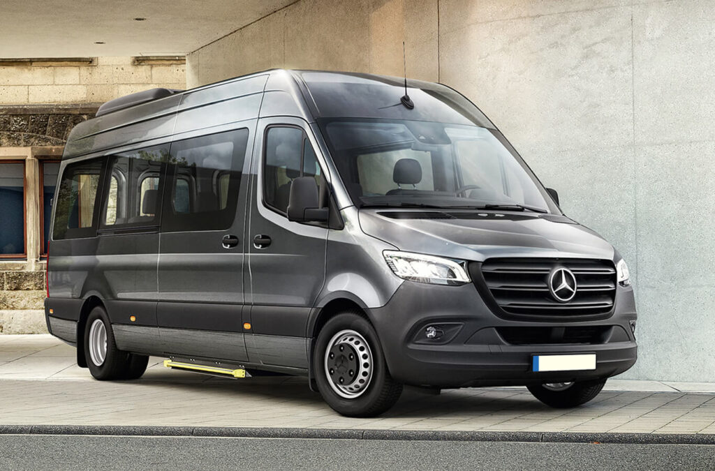 Mercedes-Benz Sprinter TPMR garé en ville - minibus handicap