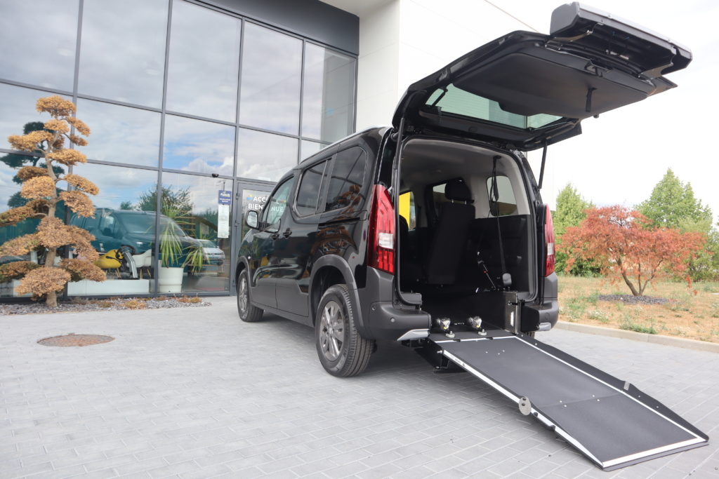 Citroën Berlingo TPMR vue arrière avec rampe dépliée et hayon ouvert - véhicule handicap