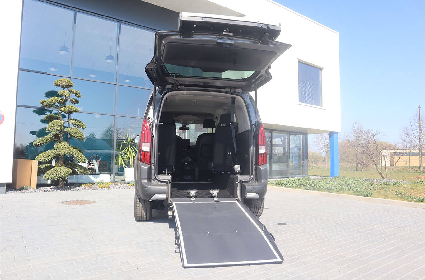 Rampe déployée et hayon ouvert sur un Peugeot Rifter Long TPMR - véhicule handicap