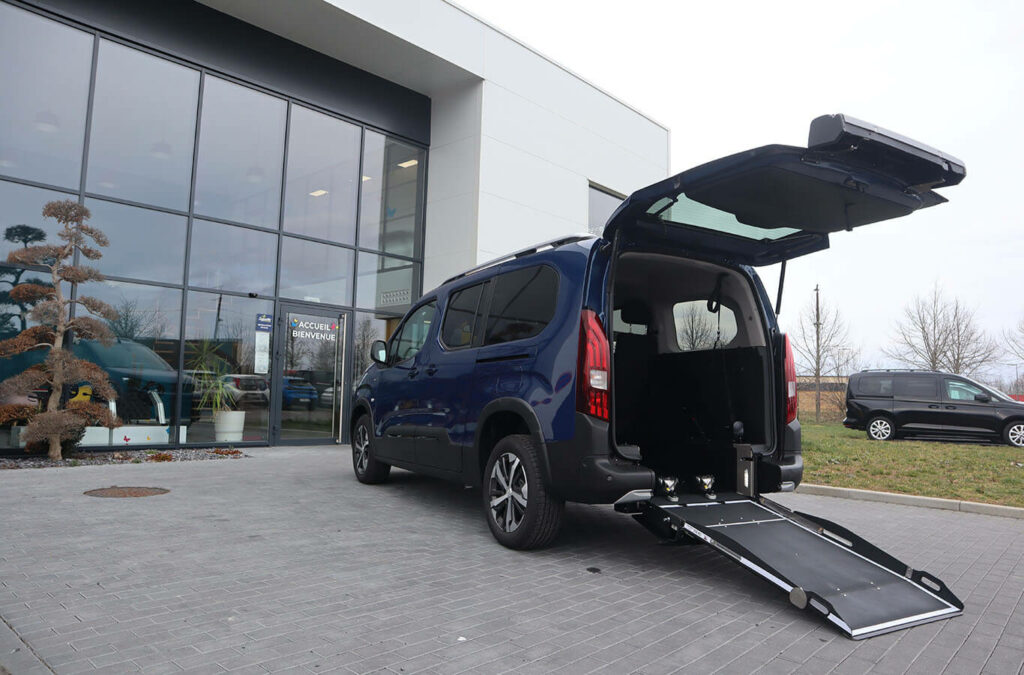 Peugeot Rifter Long TPMR vue de face arrière avec Rampe déployée et hayon ouvert - véhicule handicap