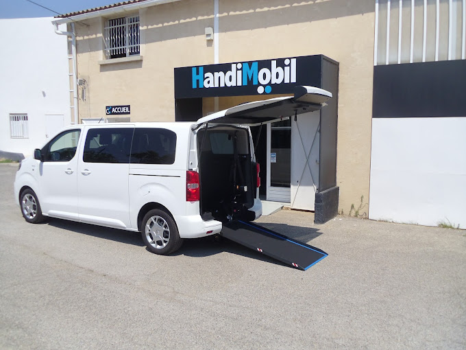 Photo de l'agence Handi Mobil à Aubagne avec un véhicule TPMR garé devant