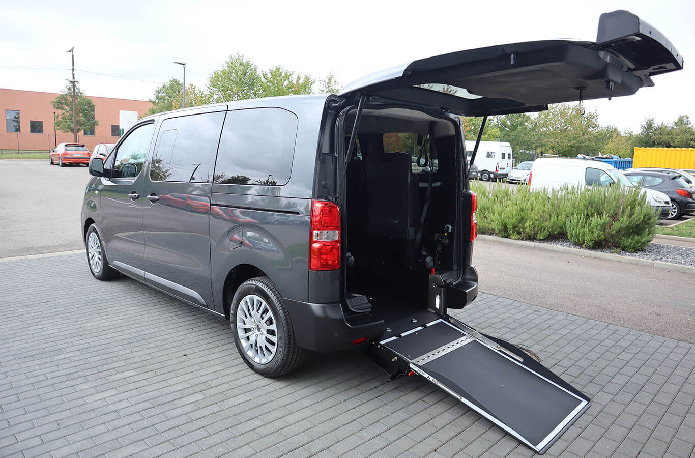 Rampe taxi et hayon déployée à l'arrière d'un Peugeot Expert Combi TPMR - véhicule TPMR - transport handicap