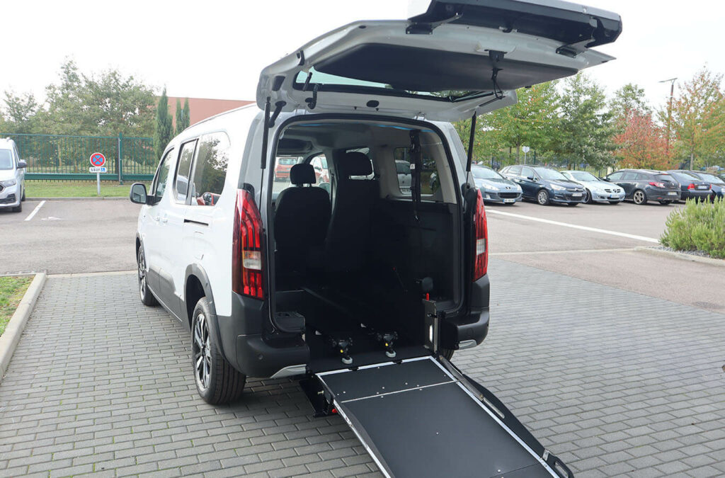 Rampe taxi déployée et hayon ouvert sur un Peugeot Rifter Long TPMR - Véhicule TPMR - Transport handicap