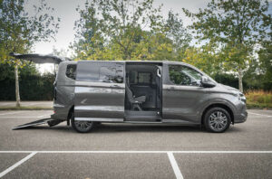 Ford Tourneo Custom TPMR avec sa porte coulissante latérale ouverte, son hayon et sa rampe déployée - Véhicule TPMR - Transport handicap
