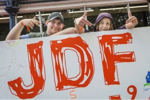 Deux enfants tenant un panneau JDF