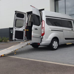 Ford Transit Custom Kombi L2H2 TPMR d’occasion aménagé pour fauteuil roulant. Véhicule accessible, fiable et disponible rapidement.