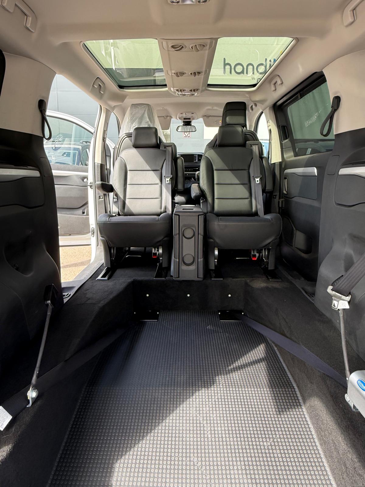 Peugeot traveller TPMR vue arrière pour l'accès du fauteuil roulant