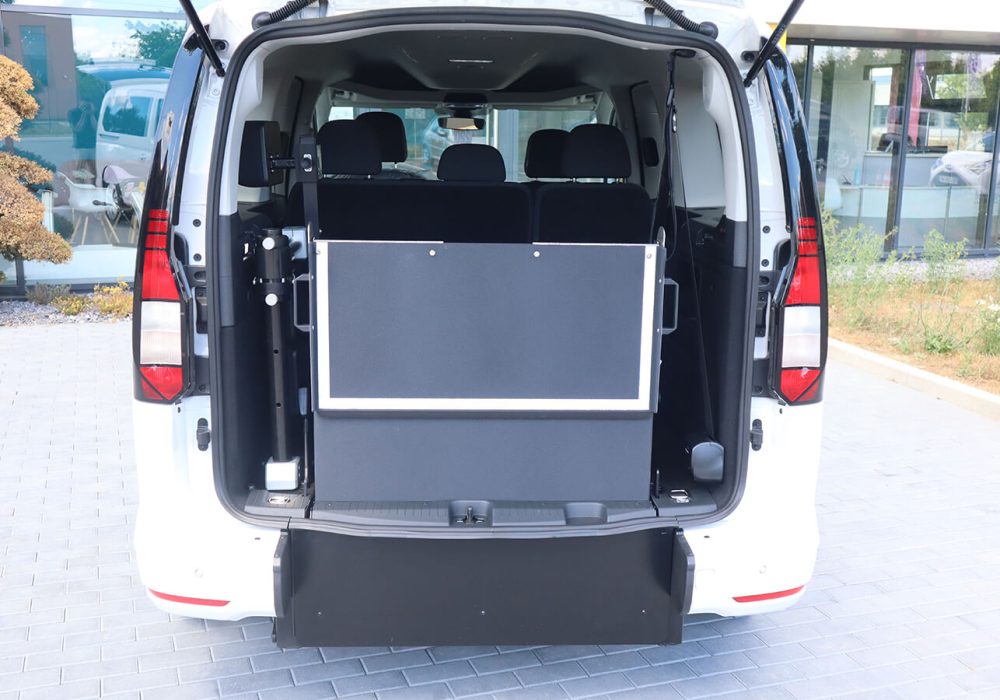 Caddy Maxi TPMR Blanc rampe repliée à la verticale vue arrière - minibus handicap