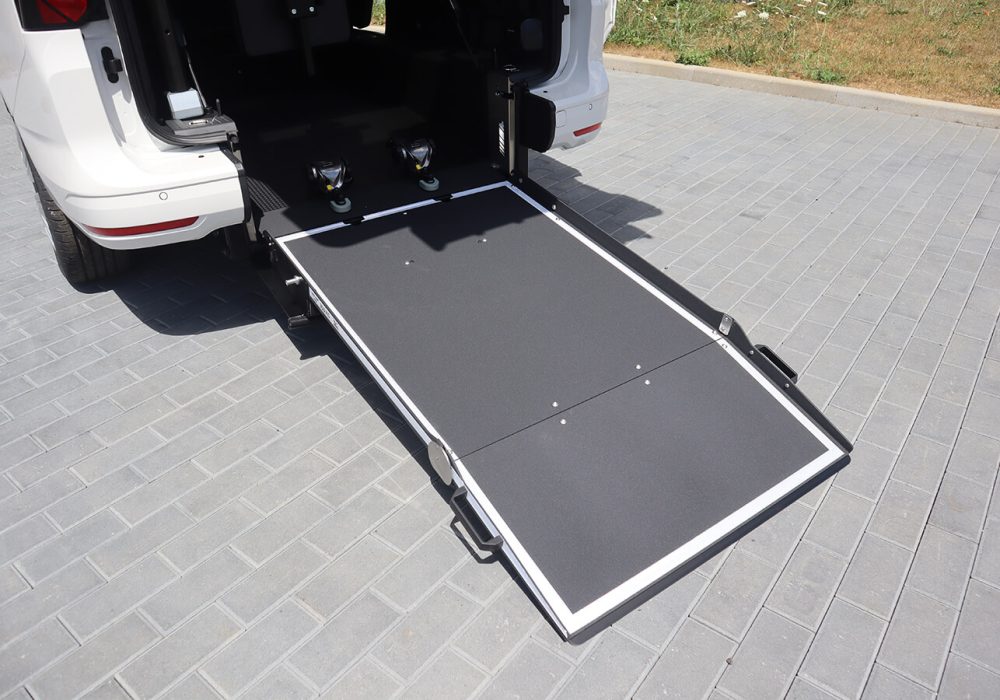 Caddy Maxi TPMR Blanc rampe déployée - minibus handicap