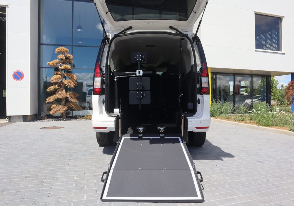 Caddy Maxi TPMR Blanc rampe déployée vue arrière - minibus handicap