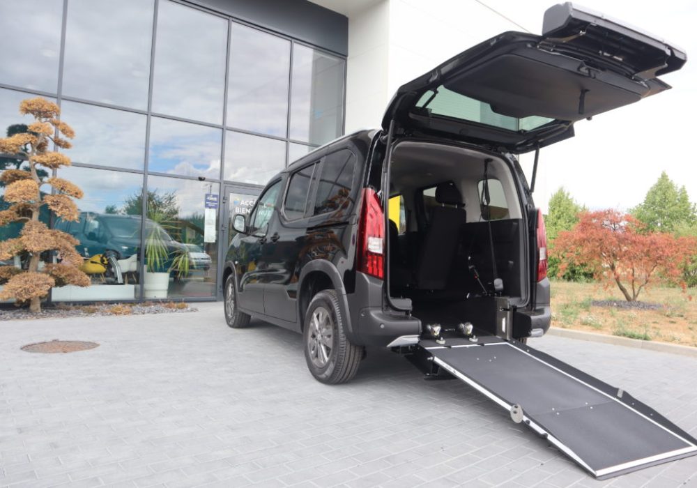 Citroën Berlingo TPMR vue arrière avec rampe dépliée et hayon ouvert - véhicule handicap