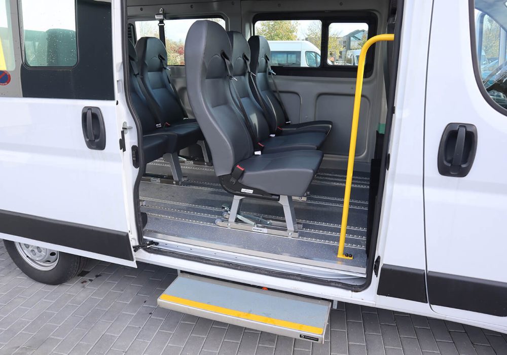 Porte latérale, marche pied électrique et intérieur d'un Citroën Jumper TPMR - minibus handicap