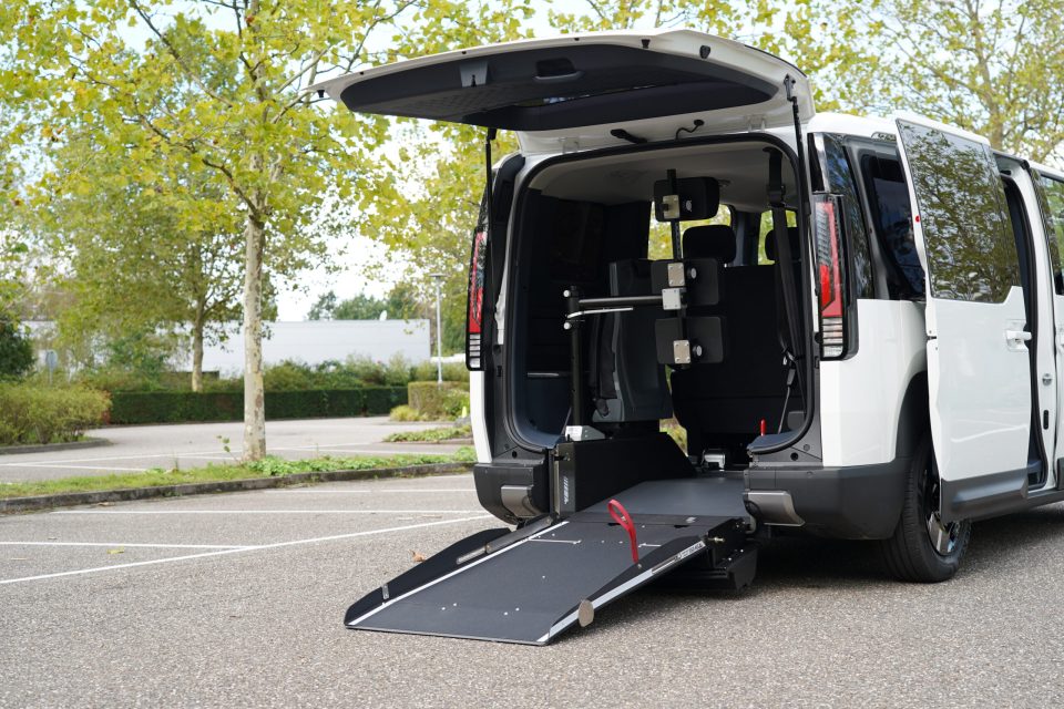 vue arrière avec rampe déployé sur véhicule électrique TPMR