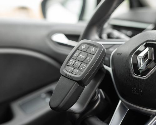 Télécommande Ergotouch fixée à un volant de la marque Renault