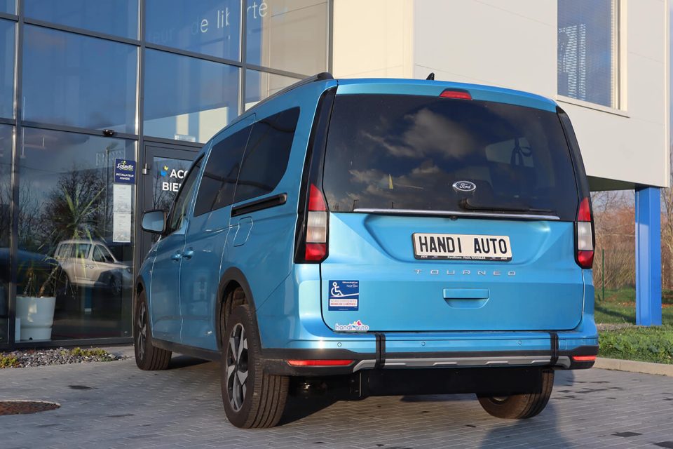Vue arrière d'un Ford Grand Tourneo Connect TPMR - véhicule handicap