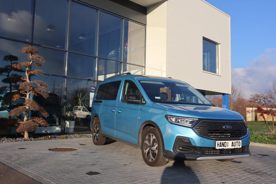 Vue face avant d'un Ford Grand Tourneo Connect TPMR - véhicule handicap