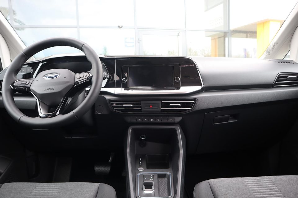 Poste de conduite d'un Ford Grand Tourneo Connect TPMR - véhicule handicap