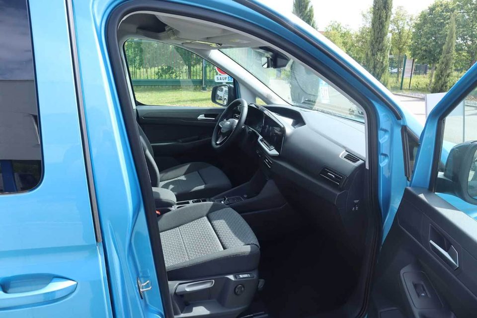 Ford Tourneo Connect TPMR poste de conduite