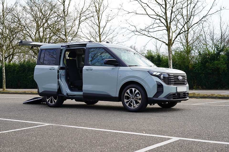 Ford Tourneo Courier TPMR porte et rampe ouverte
