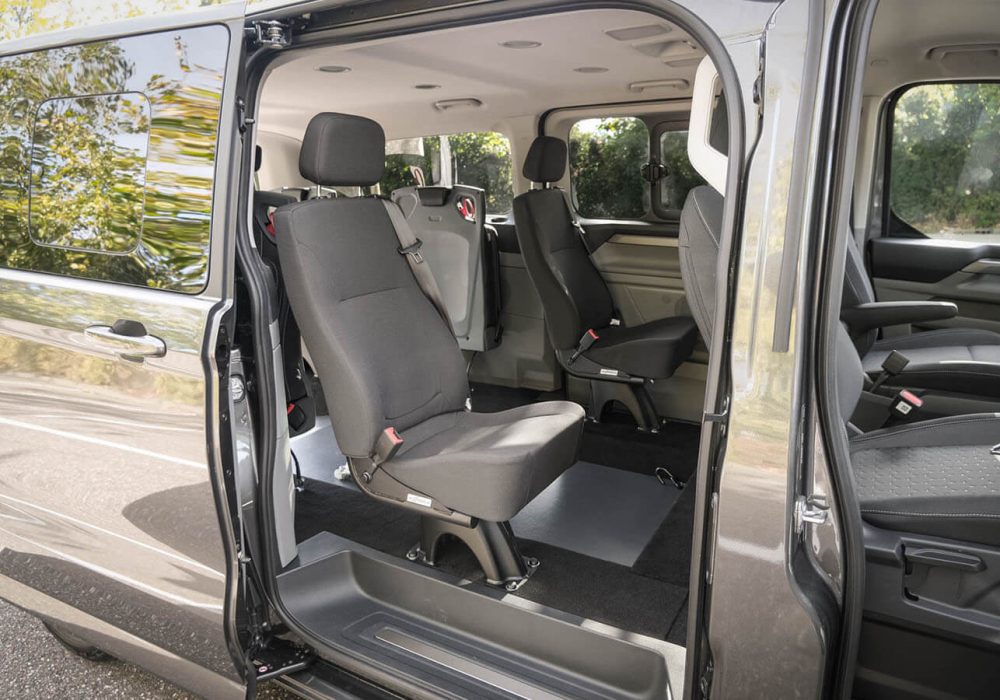 Vue intérieure du Ford Tourneo Custom TPMR en rang 2 - véhicule TPMR - transport handicap