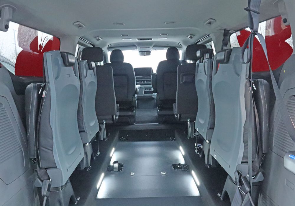 Vue intérieure du décaissement d'un Ford Tourneo Custom TPMR - minibus tpmr - voiture handicap