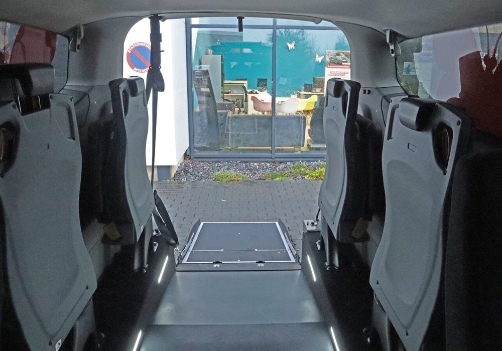 Ford Tourneo Custom TPMR vue intérieure depuis le rang 2 - minibus tpmr - voiture handicap