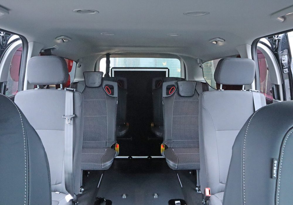 Ford Tourneo Custom TPMR vue intérieure depuis le rang 1 - minibus tpmr - voiture handicap