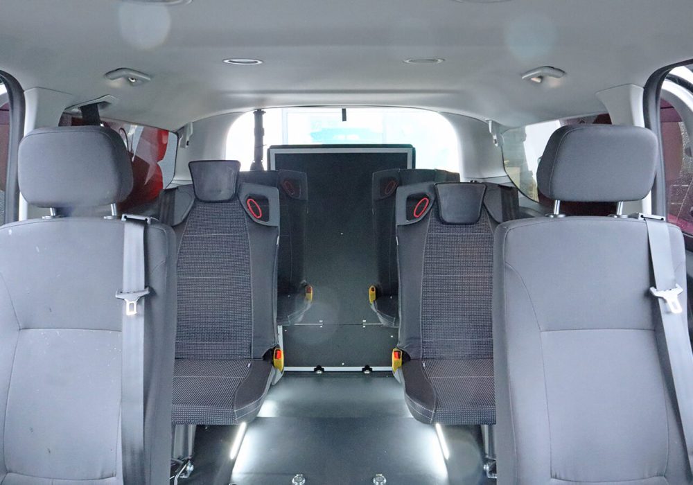 Ford Tourneo Custom TPMR vue intérieure depuis le rang 2 - minibus tpmr - voiture handicap