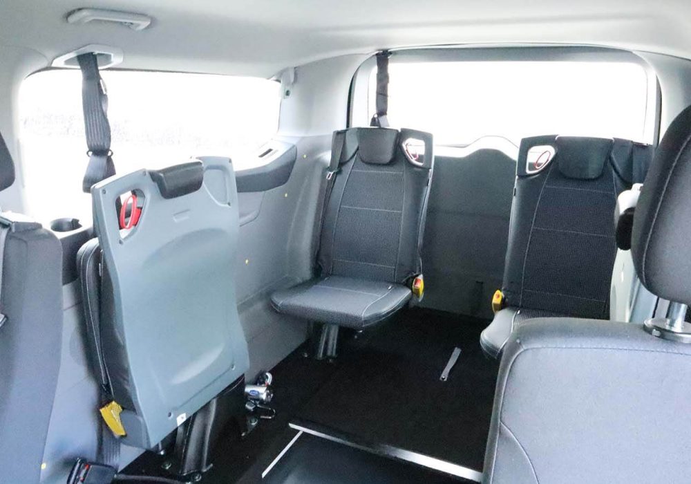 Ford Tourneo Custom TPMR vue intérieur avec sièges sur paroi rabattus et déployés - minibus tpmr - voiture handicap