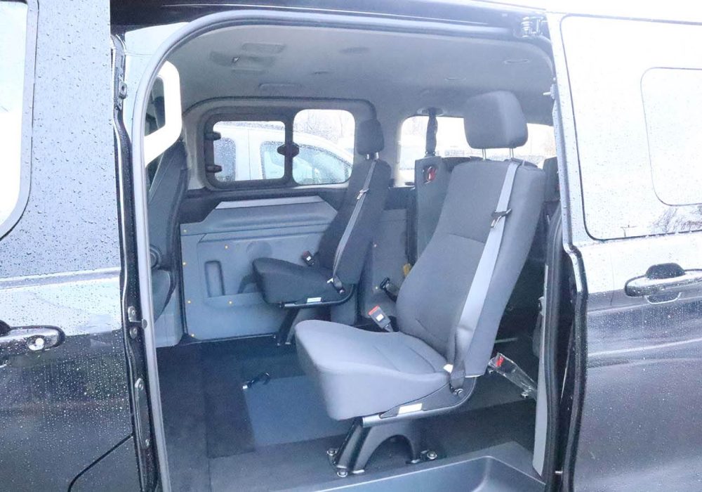 Ford Tourneo Custom TPMR vue du rang 2 depuis la porte latérale - minibus tpmr - voiture handicap