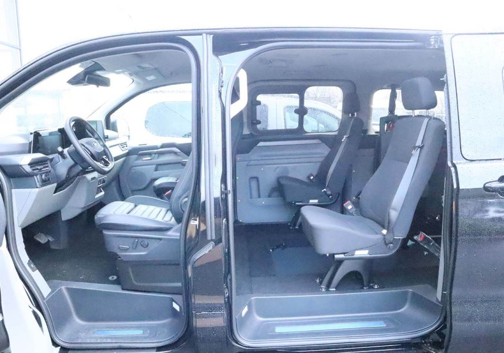 Ford Tourneo Custom TPMR vue du rang 1 et 2 porte ouverte depuis l'extérieur - minibus tpmr - voiture handicap