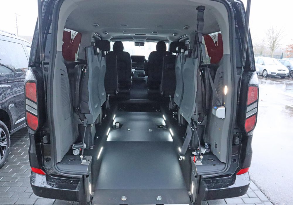 Ford Tourneo Custom TPMR vue du décaissement avec la rampe déployée et le hayon arrière ouvert - minibus tpmr - voiture handicap