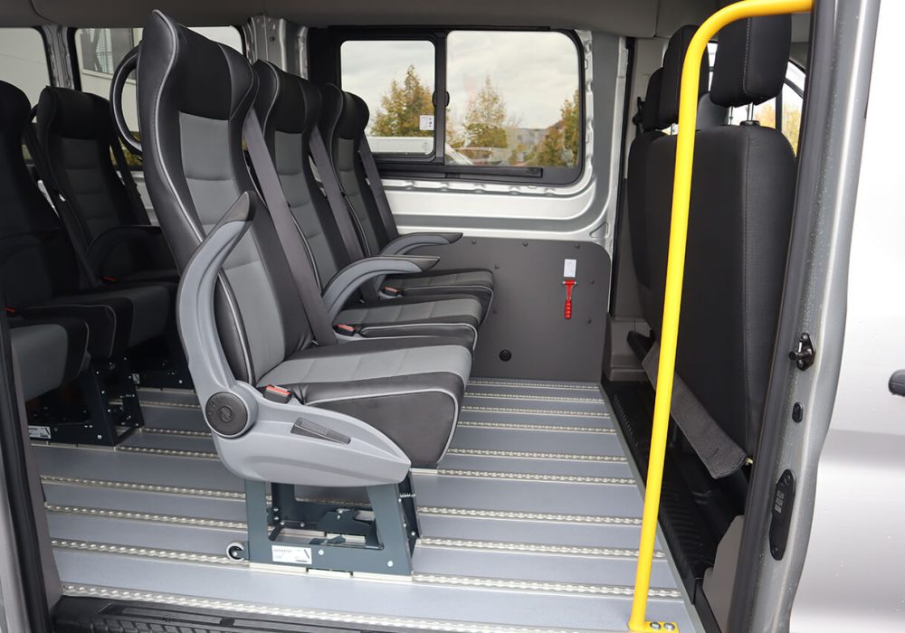 Vue porte latérale de l'intérieur d'un Ford eTransit TPMR - Minibus handicap - minibus électrique