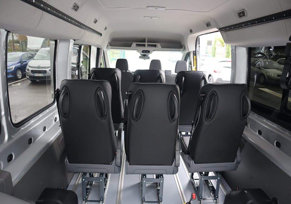 Intérieur vue par l'arrière d'un Ford eTransit TPMR - Minibus handicap - minibus électrique