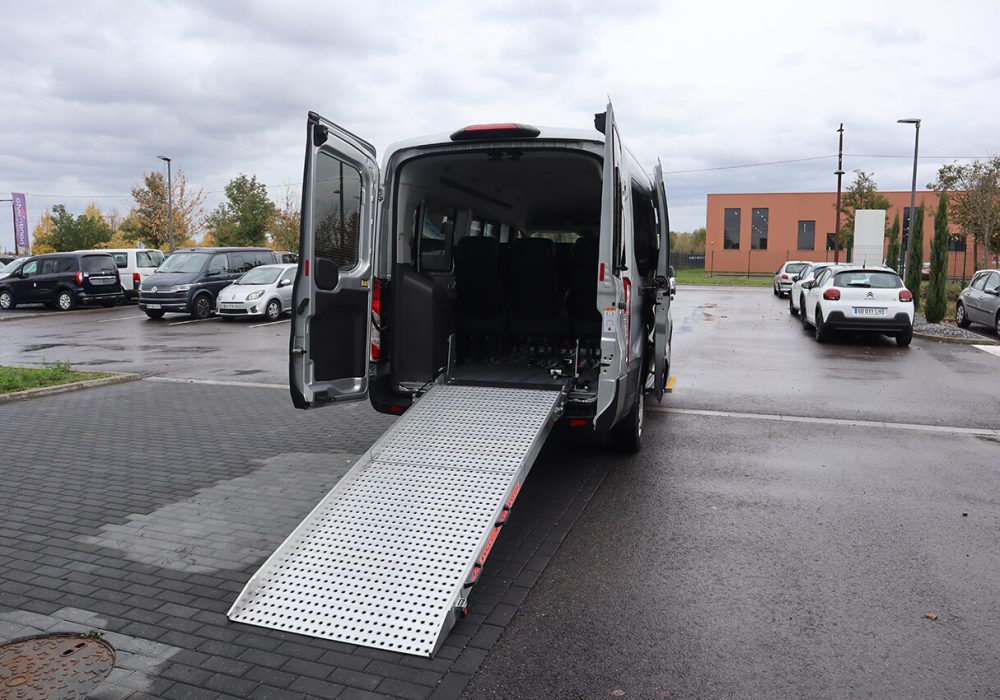 Ford eTransit TPMR vue à par l'arrière avec sa rampe manuelle déployée - Minibus handicap - minibus électrique