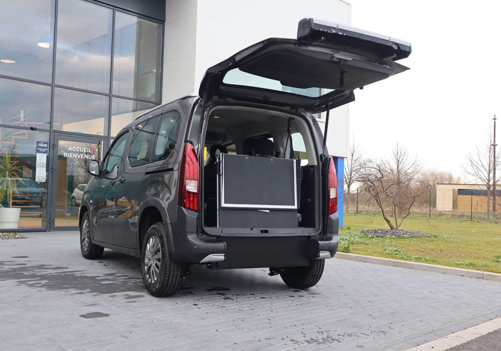 Hayon ouvert et rampe repliée à la verticale sur un Peugeot Rifter TPMR en vente - véhicule handicap