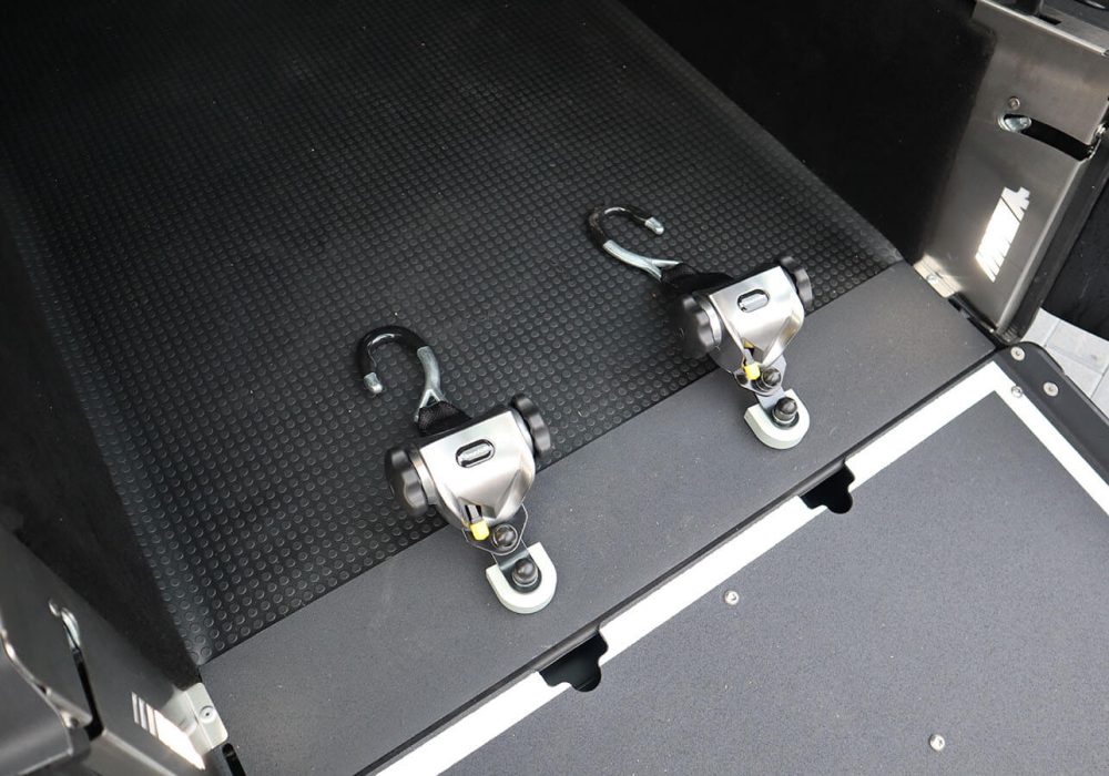 Système d'ancrage sur le décaissement d'un Peugeot Rifter TPMR en vente - véhicule handicap