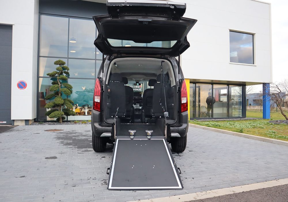 Hayon ouvert et rampe déployée d'un Peugeot Rifter TPMR en vente - véhicule handicap