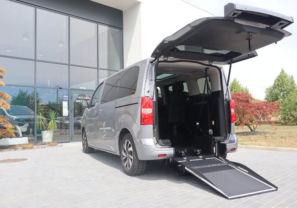 Citroen Jumpy TPMR avec rampe taxi déployée et hayon ouvert - véhicule handicap