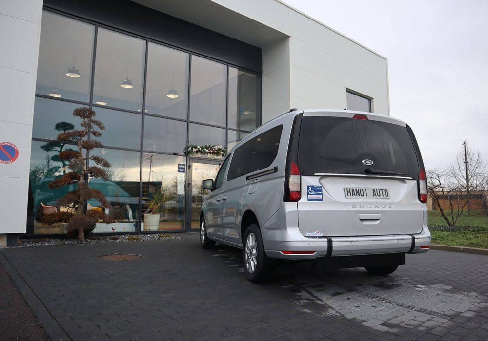 Ford Grand Tourneo Connect TPMR vue depuis l'arrière - véhicule handicap