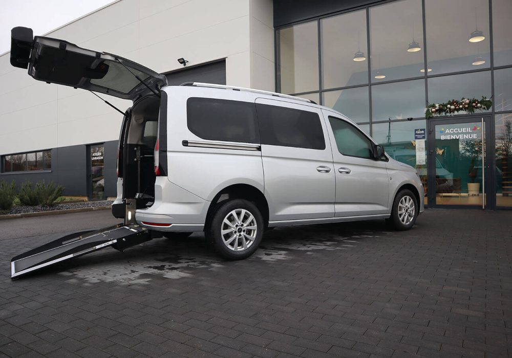 Ford Grand Tourneo Connect TPMR vue de côté avec sa rampe et son hayon déployé - véhicule handicap