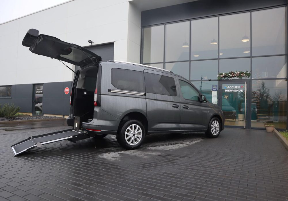 Ford Grand Tourneo Connect TPMR vue de côté avec sa rampe et son hayon déployé - véhicule handicap