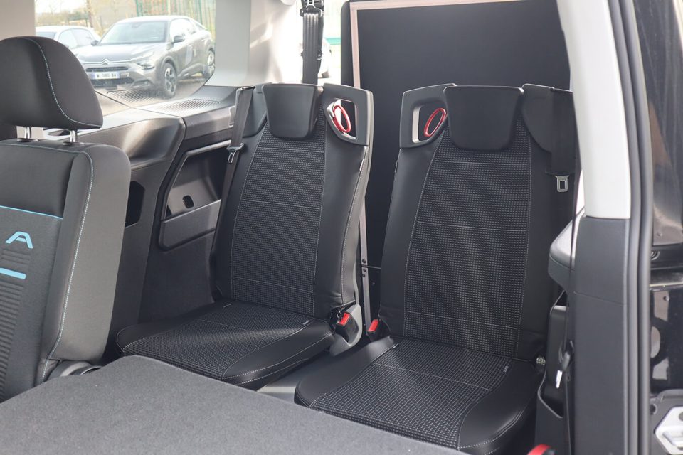 Sièges sur paroi dépliés sur un Ford Grand Tourneo Connect TPMR - véhicule handicap