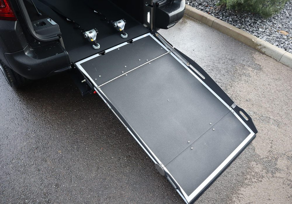 Rampe manuelle PMR déployée sur un Citroën Berlingo XL TPMR en vente - véhicule handicap
