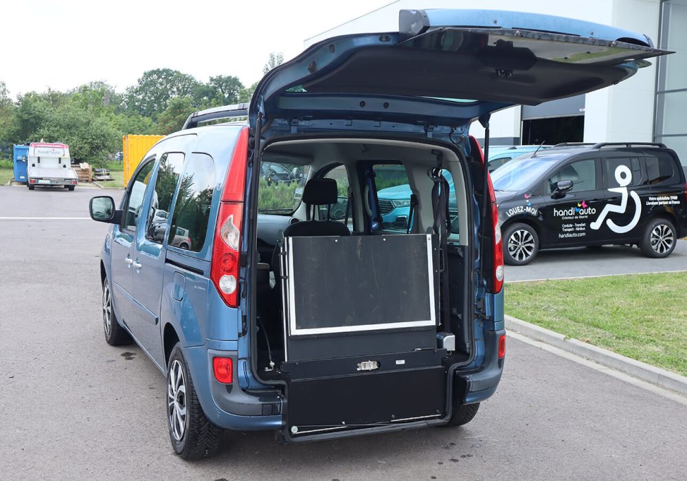 Renault Kangoo TPMR d'occasion vue arrière avec la rampe levée à la verticale et hayon ouvert - véhicule handicap