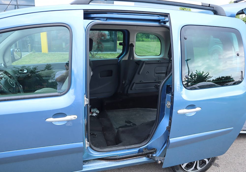 Renault Kangoo TPMR d'occasion vue sur le décaissement depuis la porte arrière - véhicule handicap