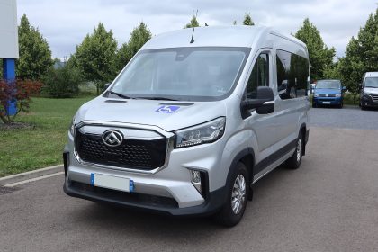 Maxus eDeliver 9 TPMR vu de l'avant - minibus handicap - véhicule électrique